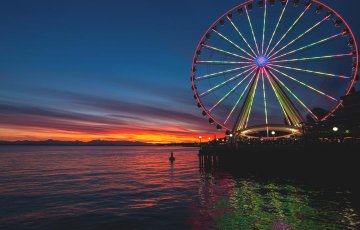 Great wheel in Seattle at night